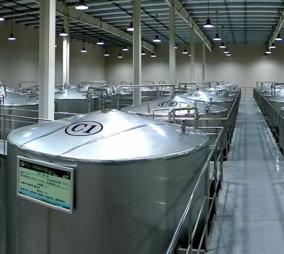 公司擁有都橄欖行業(yè)中亞洲最大的萬(wàn)噸標(biāo)準(zhǔn)化恒溫避光隔氧儲(chǔ)油庫(kù)，具備最佳的15℃-22℃低恒溫儲(chǔ)存環(huán)境。全部?jī)?chǔ)油罐采用食品級(jí)專(zhuān)用不銹鋼制作，采用..