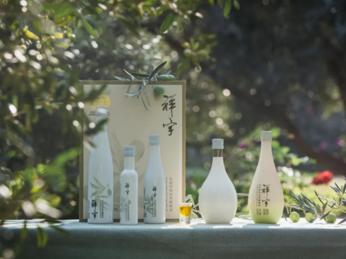 從甘肅隴南的青山幽谷，到一線(xiàn)城市的高端賣(mài)場(chǎng)；從一顆油橄欖在晨露中初綻的青澀，到一..